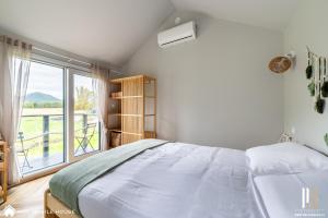 Posteľ alebo postele v izbe v ubytovaní Holiday Hill Karpnki, Sauna, Domek Hygge-balia, Domek Lagom-jacuzzi