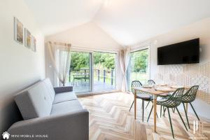 Televízia a/alebo spoločenská miestnosť v ubytovaní Holiday Hill Karpnki, Sauna, Domek Hygge-balia, Domek Lagom-jacuzzi