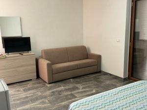 a living room with a couch and a television at Casa Vacanze Cerreto 3 in Miglianico +38 photos