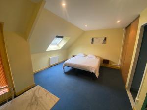 un dormitorio con una cama y una ventana en Appartement ou chambre centre cherbourg, en Cherbourg-en-Cotentin