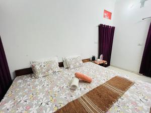 una camera da letto con un letto con un piumone di Maa vaishno paying guest house a Ayodhya