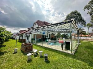 O grădină în afara A’famosa resort lot925 covered pool basketball bbq