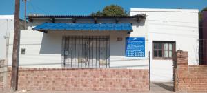 a building with a gate and a sign on it at Hospedaje Espindoliky in Bella Vista