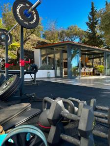 Fitness centrum a/nebo fitness zařízení v ubytování Las Filipinas, Apartment Lemoni + 30 fotografií
