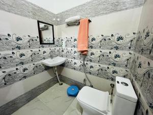 un bagno con un water e un lavandino di Maa vaishno paying guest house a Ayodhya