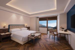 Four Points by Sheraton Sonmarg Resort客房内的一张或多张床位