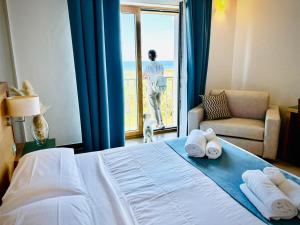 una camera da letto con un letto e vista sull'oceano di Hotel Scoglio Degli Achei a Torre Santa Sabina