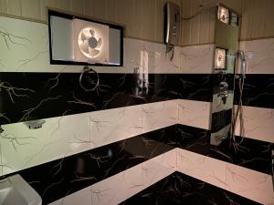a bathroom with a black and white marble wall at Alone Cage Ella in Ella