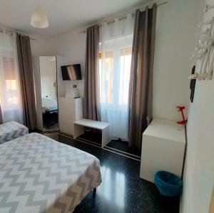 热那亚B&B Gaslini & Mare (anche con uso cucina)的带床、梳妆台和镜子的卧室