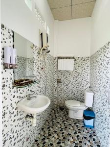 a bathroom with a sink and a toilet at Nhân Duyên Hotel in Vĩnh Hy