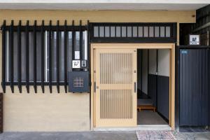 una puerta abierta a un edificio con una puerta en -W- Vacation Rental, en Nagoya