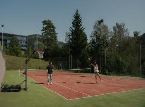 Tennis and/or squash facilities at Engel Gourmet&Spa or nearby