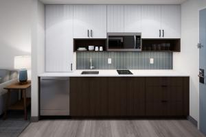 Kuchyň nebo kuchyňský kout v ubytování Staybridge Suites - Dawson Creek by IHG