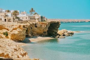 RamlahWadi Shab Beach House的海边悬崖上的一组建筑物