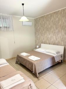 A bed or beds in a room at Rooms & Restaurant Il Castagneto