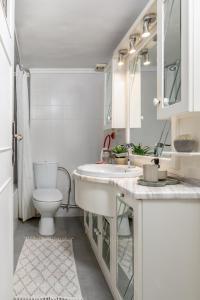 biała łazienka z toaletą i umywalką w obiekcie Chania dream apartment w Chanii