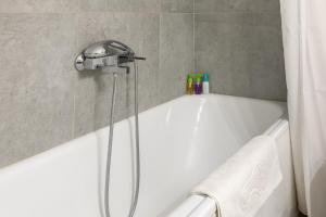 W łazience znajduje się wanna z głowicą prysznicową. w obiekcie Chania dream apartment w Chanii +16 zdjęć