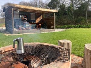 a grill with a kettle on top of it at Babylons Tower Shepherds Hut in Mosselrivier