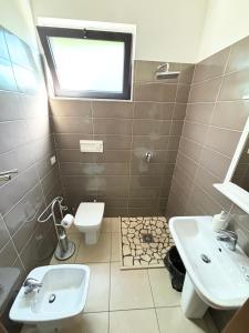 A bathroom at Rooms & Restaurant Il Castagneto