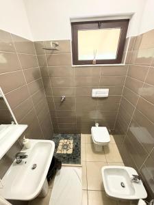 A bathroom at Rooms & Restaurant Il Castagneto Még 37 kép
