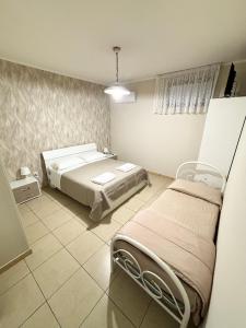 A bed or beds in a room at Rooms & Restaurant Il Castagneto