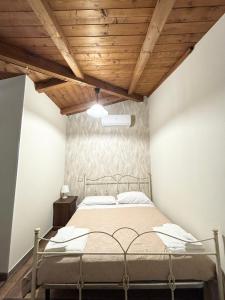 A bed or beds in a room at Rooms & Restaurant Il Castagneto