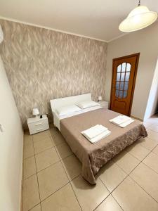 A bed or beds in a room at Rooms & Restaurant Il Castagneto