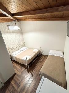 A bed or beds in a room at Rooms & Restaurant Il Castagneto
