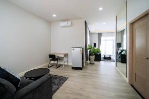salon z kanapą i stołem w obiekcie Pool Villa Alawan Krabi Klong Muang R2 w mieście Klong Muang Beach