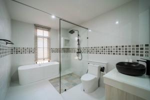 W łazience znajduje się toaleta z umywalką i przeszklony prysznic. w obiekcie Pool Villa Alawan Krabi Klong Muang R2 w mieście Klong Muang Beach