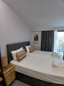 Postel nebo postele na pokoji v ubytování Nefeli Luxury Studios + 10 fotografií