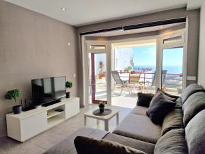 salon z kanapą i telewizorem w obiekcie Apartments Rachel Paradise w mieście Puerto Rico de Gran Canaria