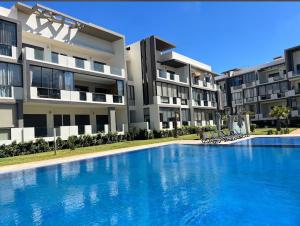 una gran piscina frente a un edificio en Les crêtes dar bouazza, en Casablanca