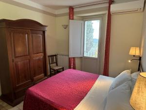 A bed or beds in a room at Locanda Fosca Umbra