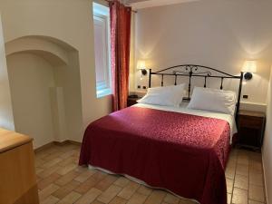 A bed or beds in a room at Locanda Fosca Umbra