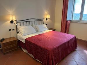 A bed or beds in a room at Locanda Fosca Umbra