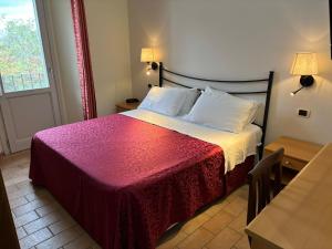 A bed or beds in a room at Locanda Fosca Umbra