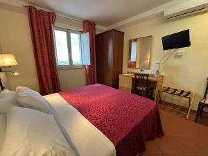 A bed or beds in a room at Locanda Fosca Umbra