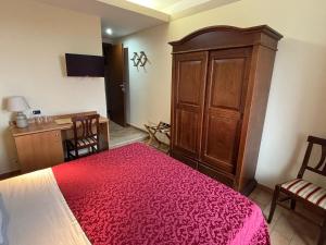A bed or beds in a room at Locanda Fosca Umbra