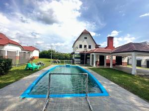 una piscina nel cortile di una casa di A’famosa Moments villa 924 covered Bbq KTV pool a Kampong Alor Gajah