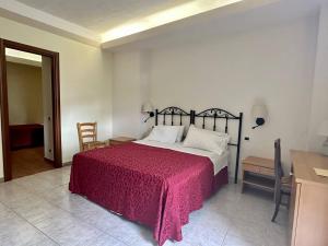 A bed or beds in a room at Locanda Fosca Umbra