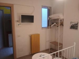 TV a/nebo společenská místnost v ubytování Terrazza Sui Sassi