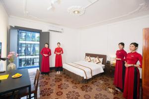 Členové personálu v ubytování The Rice 131 Bui Vien Hotel