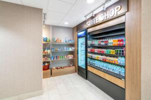 Supermarket nebo jiné obchody v  hotelu nebo okolí