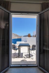 Balkón nebo terasa v ubytování PANORMOS ART Beachfront Suites