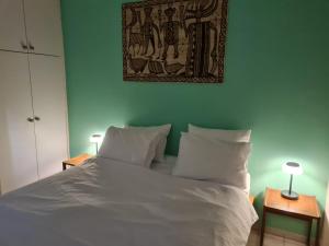 Łóżko lub łóżka w pokoju w obiekcie המקום של אמי Emmys Place