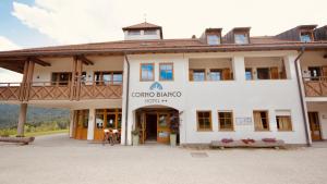 Η πρόσοψη ή η είσοδος του Hotel Corno Bianco