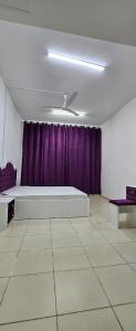 a room with a bed and a purple curtain at عجمان تارو 7 in Ajman 