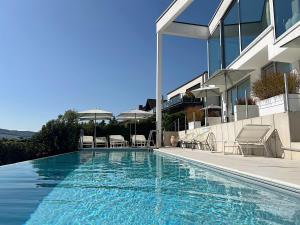 Bazén v ubytování Weingut-Aparthotel Olinger nebo v jeho okolí