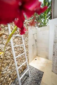 Ένα μπάνιο στο Bingin Bienvenue Guest House +37 φωτογραφίες